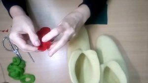 Украшаем валяные тапочки объемными цветами МК