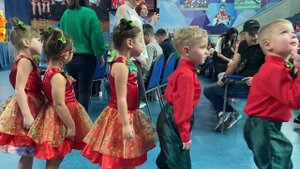 Николь выступает на сцене с танцем.