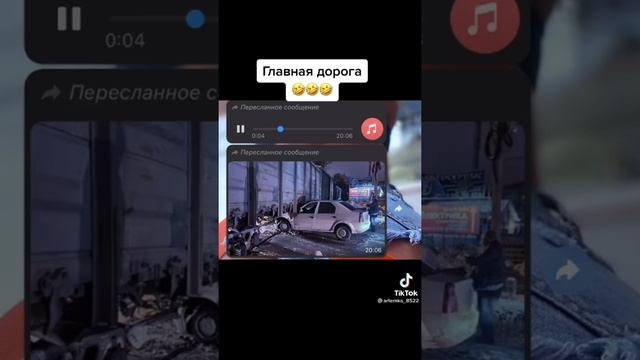 У кого главная дорога на переезде ????