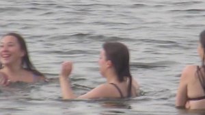 КРАСИВЫЕ МОЛОДЫЕ ДЕВУШКИ КУПАЮТСЯ В ОЗЕРЕ