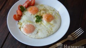 Яичница жаренная на сковороде с репчатым луком