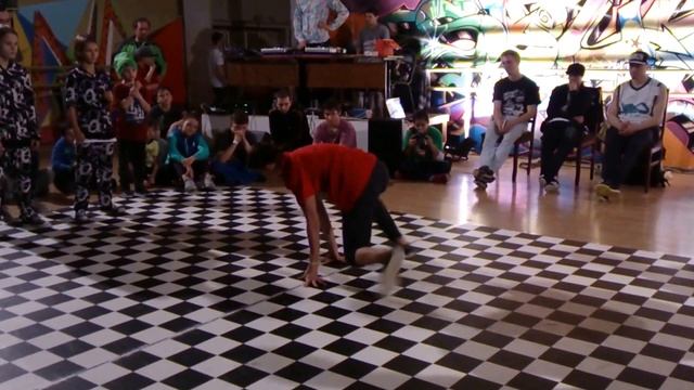 Вынос мозга(Настя Щур и Марина Акимова) в Балашихе в 1-ом отборочном круге 30.11.2014 смотреть онлайн