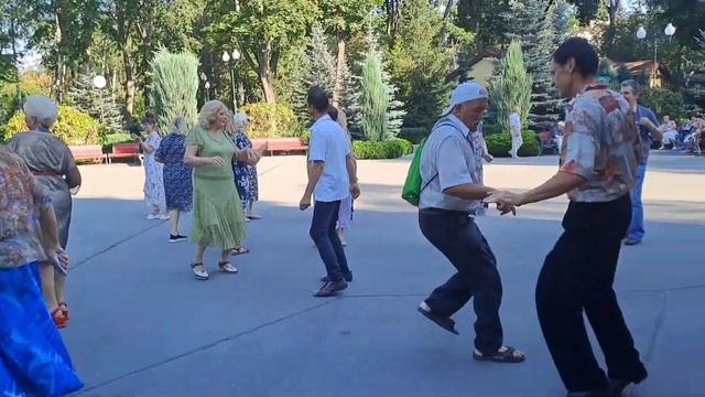 ПУСТЬ ПЛАЧУТ ТЕ КОМУ МЬІ НЕ ДОСТАЛИСЬ ТАНЦЬІ В ПАРКЕ ГОРЬКОГО ХАРЬКОВ АВГУСТ 2023 смотреть онлайн