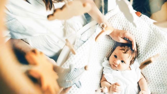 Звуки за стеной насторожили девушку, заглянув туда она увидела своего мужа, который… смотреть онлайн