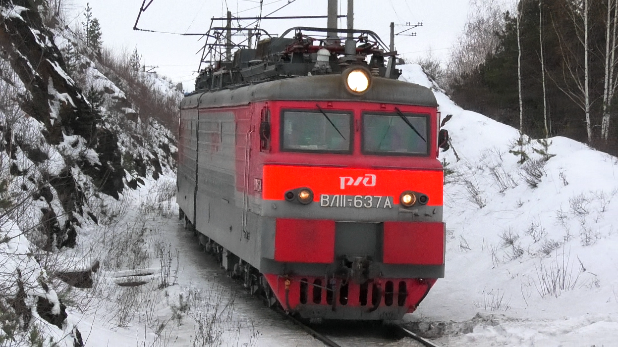 "Со скал". ВЛ11.8-636 Б/637 следует резервом