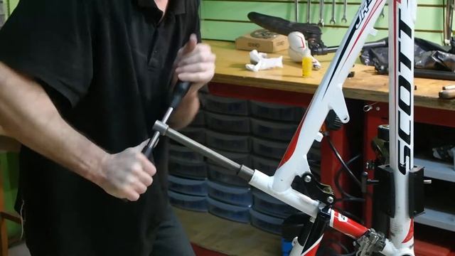 Разворачивание подсидельной трубы велосипедной рамы смотреть онлайн