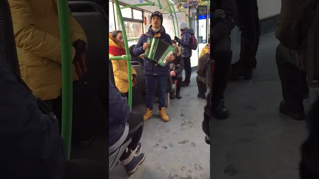 Тайсон поет в автобусе. Тюмень. Кукушка Виктора Цоя и Despacito смотреть онлайн