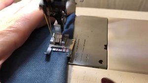 Лапка с направителем для швейной машины в работе.
