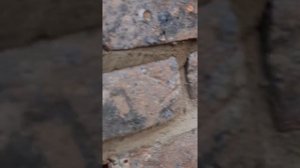 Кирпичная кладка. Облицовка вентилированного фасада многоэтажного дома.