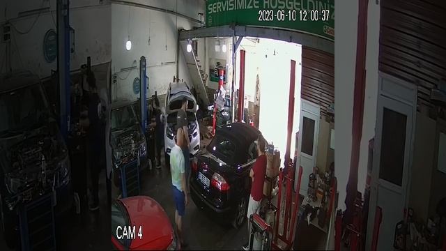 Inconvenient reverse gear in a Turkish Saab service center