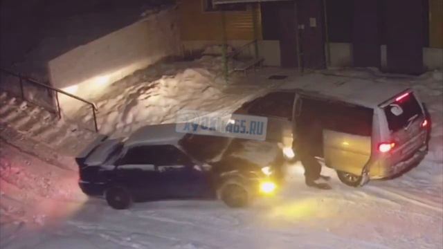 В Охе женщину, садившуюся в такси, прижало автомобилем смотреть онлайн