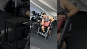 Сгибание руки на скамье Скотта с гантелью