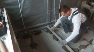 Выставляю маяки под душевой поддон(трап,слив в полу. )