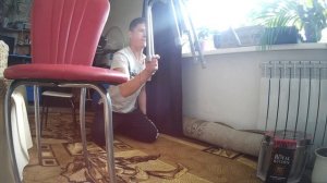 поднимаю стулия одной рукой за ножки