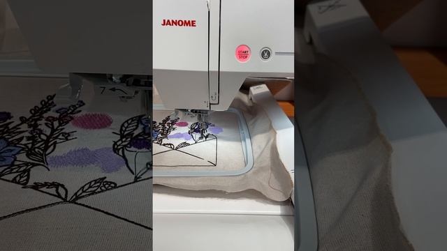 Работа вышивальной машины Janome Memory Craft 550E