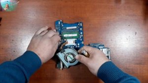 Samsung NP300E5V How to disassemble and reassemble laptop. Cleaning the notebook from dust