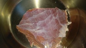 Легкий говяжий бульон с морковью и луком