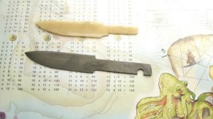 Нож из быстрореза и двух бутылочных пробок