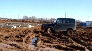 Девушка на Ниве, нива лезет в грязь