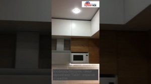 Маленький угловой кухонный гарнитур со шкафами в потолок в кухонной зоне 5 м2