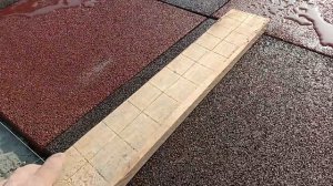 Укладка резиновой плитки на цементно-песчанную смесь.