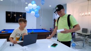 НА 10 ЛЕТ такие ПОДАРКИ - Сеня не Может Поверить!