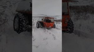 северные вездеход топокар брат шерпа без одного колеса заезжает на гору