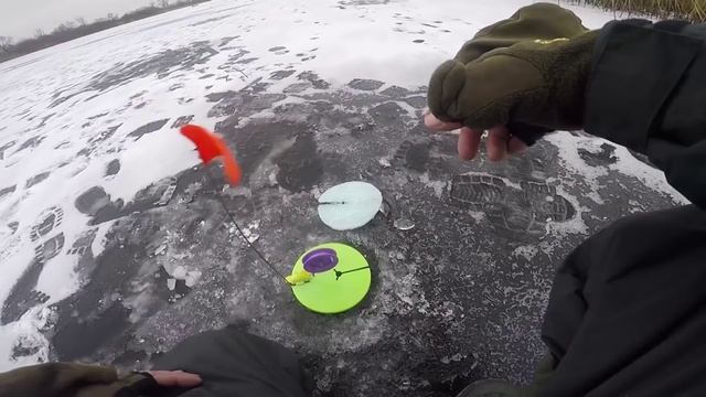 Зимняя рыбалка / Ловля щуки со льда / Ловля щуки на ратлины смотреть онлайн