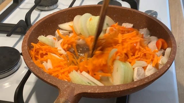 Макароны с курицей и овощами в одной сковороде.
