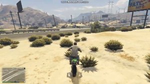 тревор делает трюки на мотоцикле и падает в GTA 5