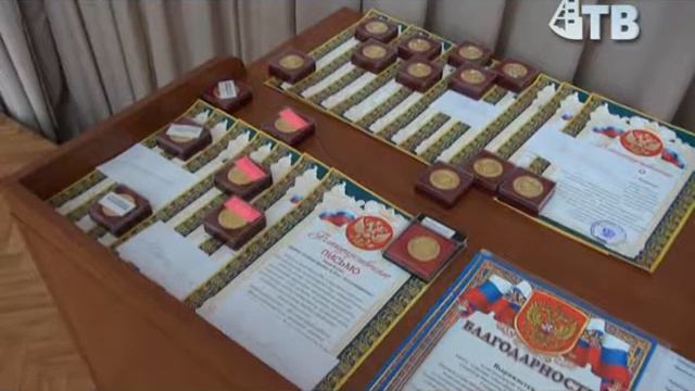 Вручение золотых медалей выпускникам района смотреть онлайн