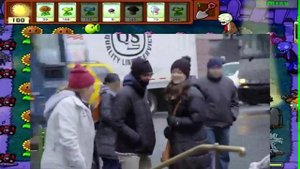 Ребенок зомби пугает прохожих из коляски