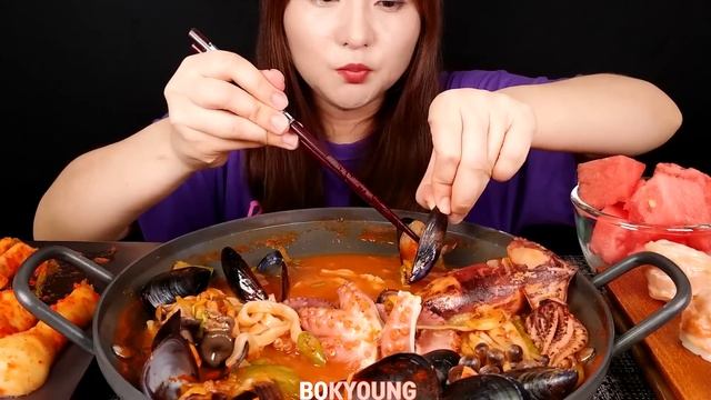 ASMR (요리먹방) 오늘은 매콤 시원한 국물의 해물칼국수(돌문어, 오징어, 새우,홍합,버섯) 먹방~  후식은 달콤한 수박. MUKBANG