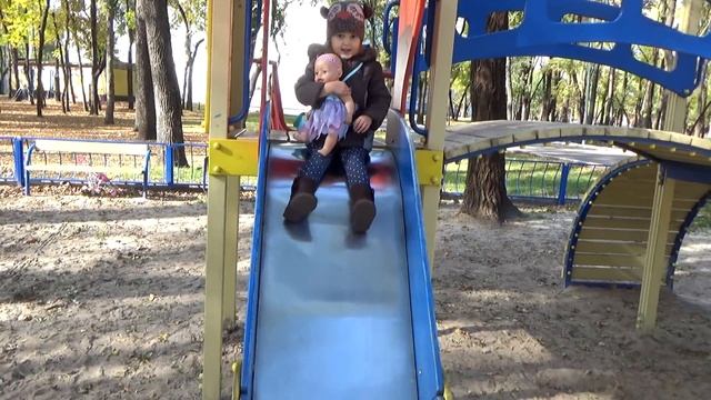 Беби Бон Упала с горки Беби Бон на прогулке Катаем на коляске Лечим Baby Born Играем в куклы смотреть онлайн