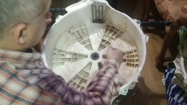 Ремонт стиральной машинки Indesit IWSB51051 стучит Меняем подшипники в не разборном баке Распиливае