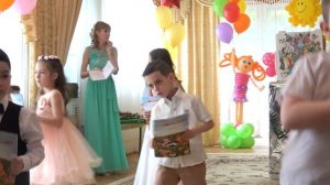 Танец с книжками на Выпускном в детском саду