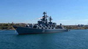 Ракетный крейсер Москва на рейде Севастополя