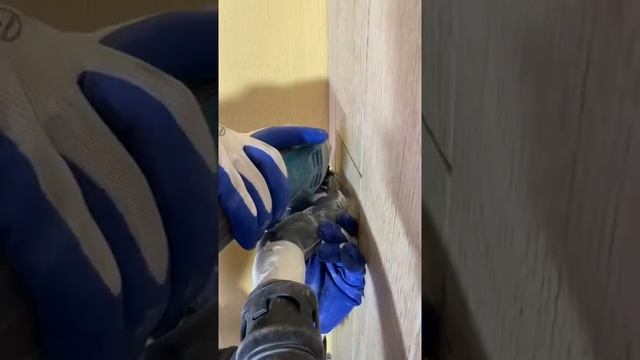 Угловая полка из кафеля.