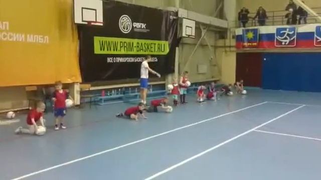 Упражнение с мячом (Футбольная школа «Юниор» г. Владивосток) смотреть онлайн