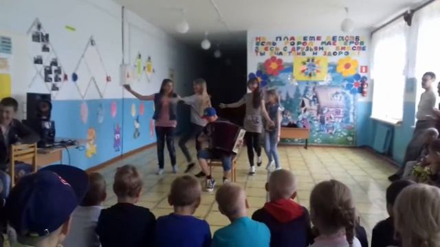 Максим Бабарыкин | играет на баяне в лагере | Супер | Черный Бумер ...