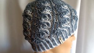 Женская модель шапочки в технике бриошь спицами "НАСТРОЕНИЕ"