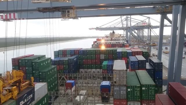 Hapag-Lloyd-Container at CMA CGM Alexander von Humboldt Ship