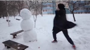 как  побить  снеговика!!