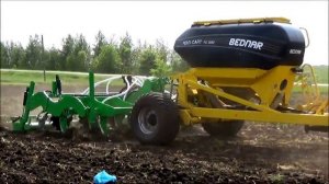 Глубокорыхлитель "Труженик-4" с одновременным внесением гранулированных удобрений.