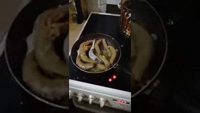 Рыба жарится и сама переворачивается на сковородке