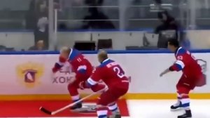 Владимир Путин упал на ковёр играя в хоккей на льду