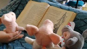 Три поросенка читают книгу. Часть 1.??? Three little pigs are reading a book. Part 1.