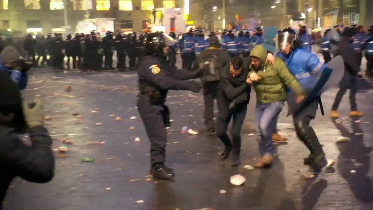 В столице Румынии многотысячная акция протеста привела к столкновениям с полицией