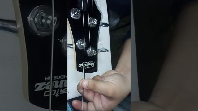 Le ponemos cuerdas Nuevas de  Ernie Ball al bajo Ibañez de 4 Cuerdas смотреть онлайн