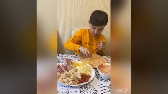 На кухне с Мишей готовим пиццу на английском pizza in English ￼ смотреть онлайн